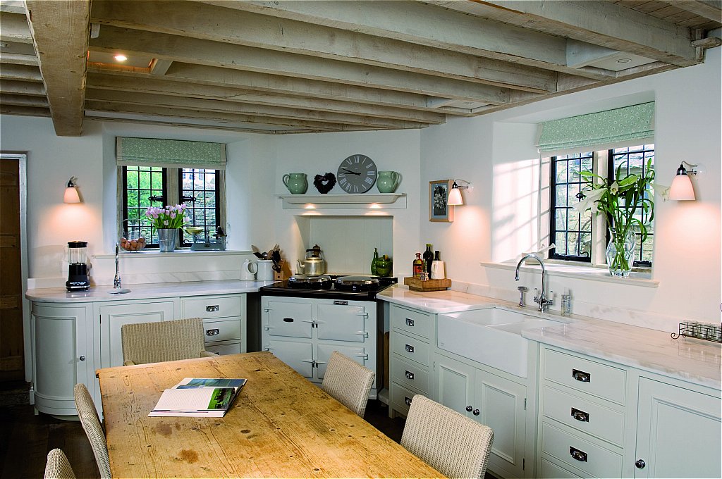 Neptune Chichester Kitchen in hand painted Old Chalk